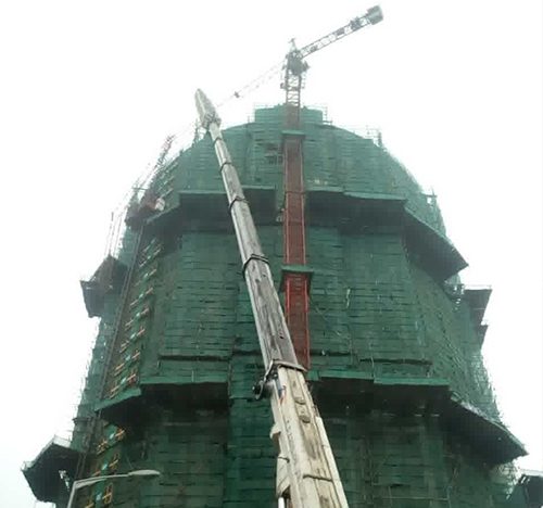 双桥吊车在工地上作业
